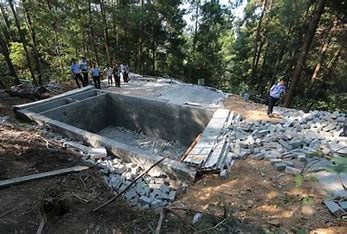 为找拍摄角度，男子坠入 3 米深蓄水池