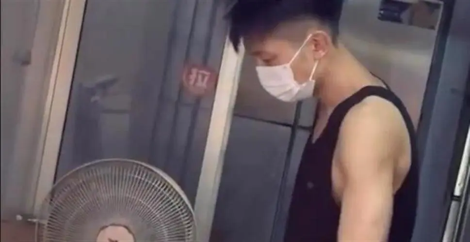 淄博鸭货小哥被女游客摸肌肉？来听当事人回应