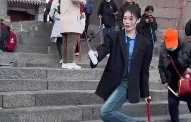 太狠了！一女生穿10公分高跟鞋爬泰山
