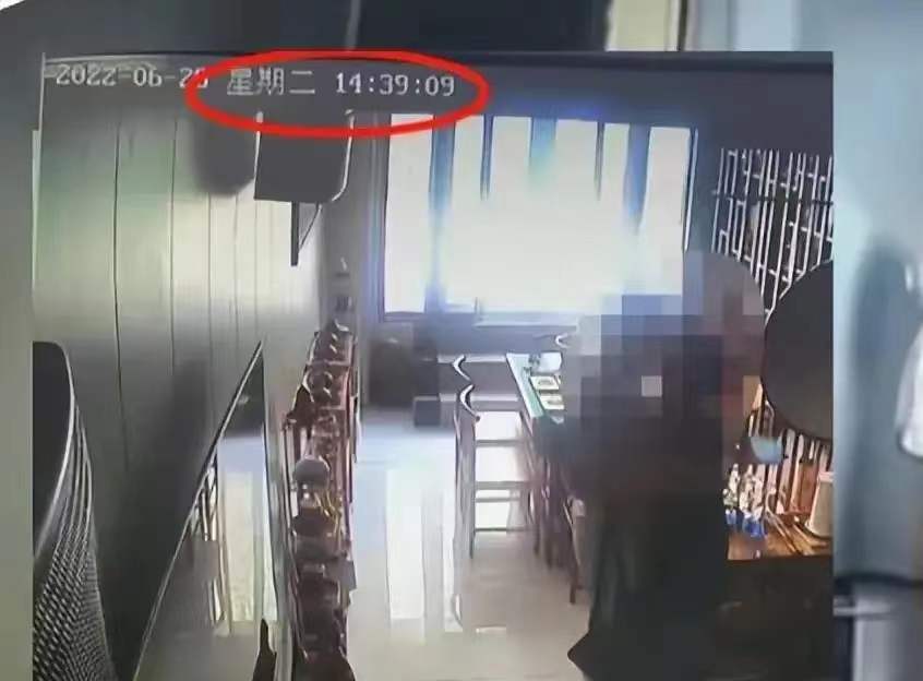 大义灭亲！女子举报交警继父工作时间约会