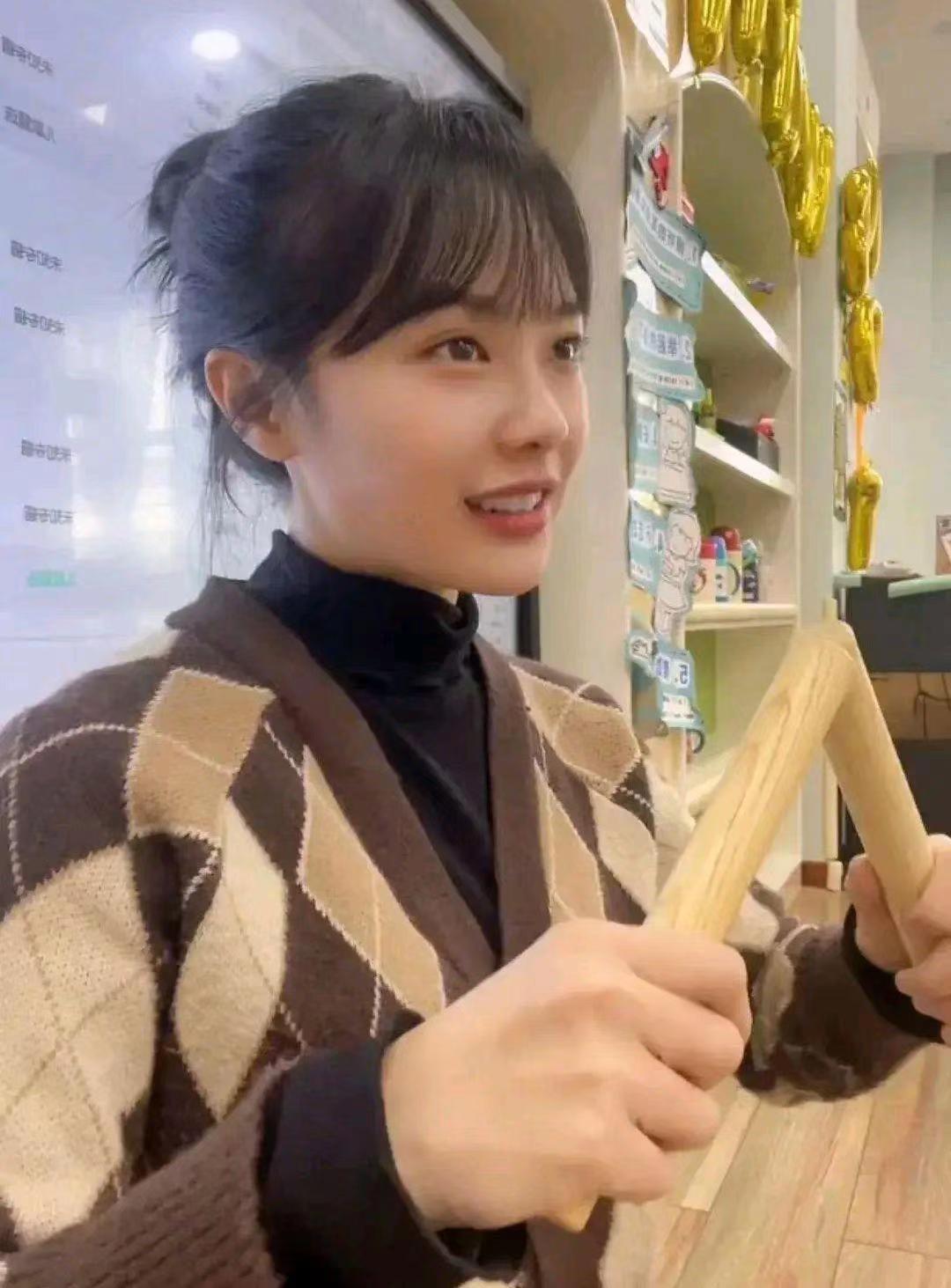 武汉黄老师因教学生唱儿歌走红