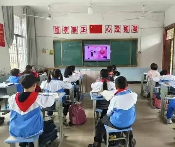 从娃娃抓起？江西小学生课堂观看零彩礼宣传片