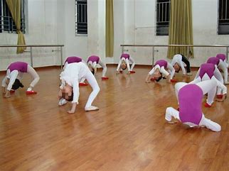 7 岁女童学舞闪了腰险些导致瘫痪，培训机构赔偿 25 万元