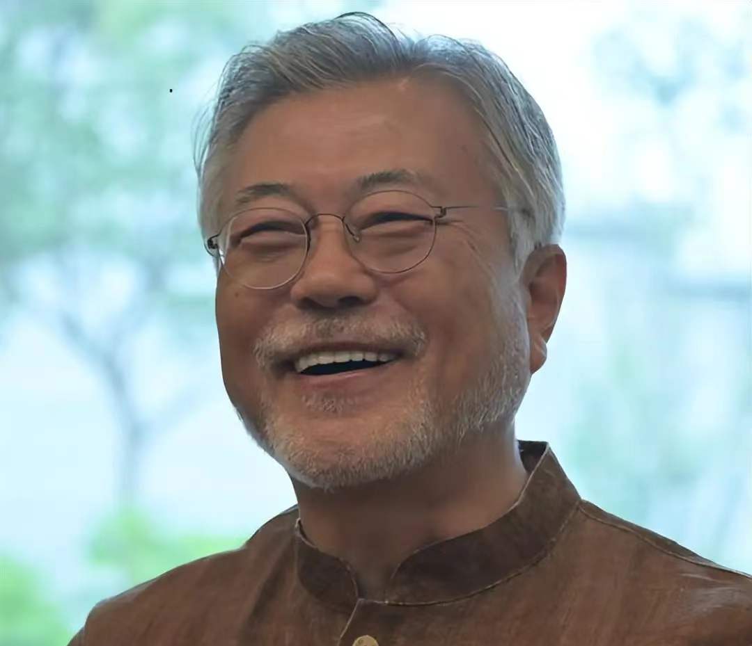 文在寅新书店开业，与村民喝米酒庆祝