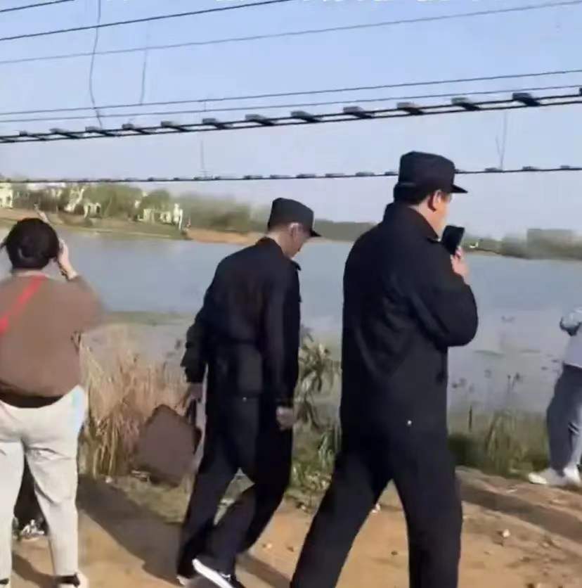 心痛！父亲为救孩子，不幸去世