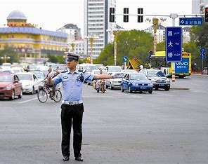 驾车男子高速上突然浑身发麻，执勤交警紧急送医