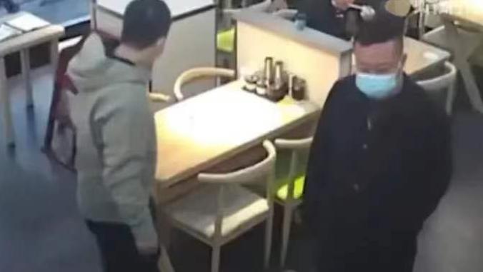 羊汤馆被罚5万只因为摆放过期果汁，对此网友各执己见
