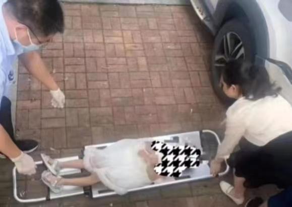 母女在幼儿园门口遭遇车祸，双双逝世！
