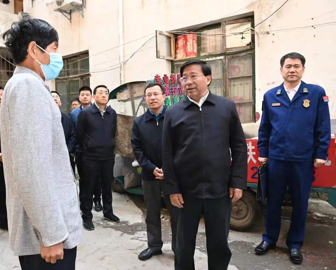 人民的好书记，省委书记穿牛仔裤下基层备受称赞