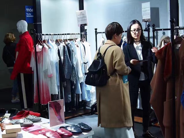 女大学生称逛店被导购歧视没钱,涉事店员表示视频是恶意剪辑的