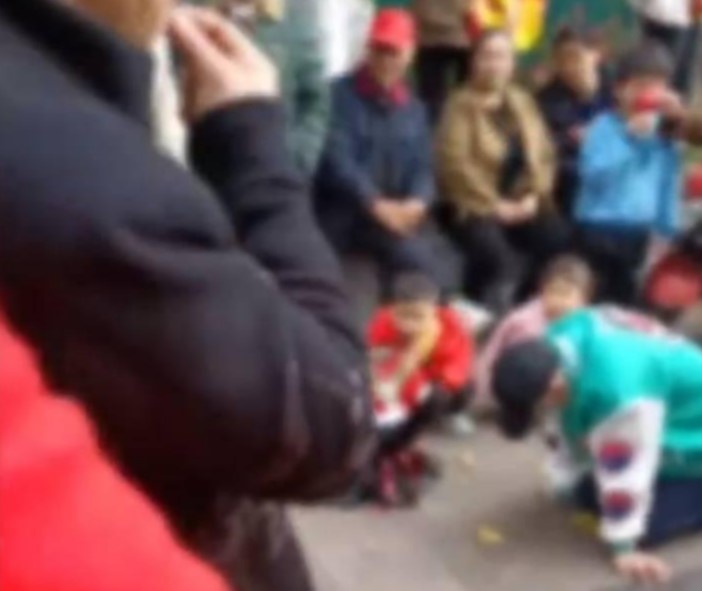 男子在女友公司前跪求复合一整夜，引得民警劝说（2023男子跪求女友）