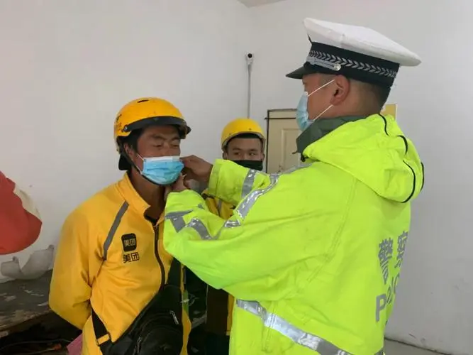 排面有了！点了外卖结果竟然是警察来送餐！