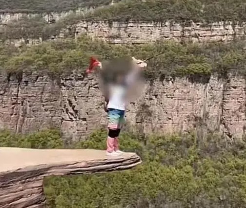 网红试胆石出现裂缝，仍有人不顾安全前往打卡（2023试胆石出裂缝）