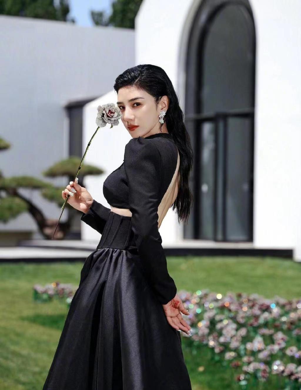 女星黄奕擅自拿展品拍照被美术馆点名！