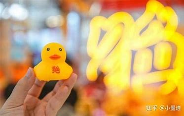 鸭货店小哥因太帅被女顾客摸肌肉！“当时大脑一片空白”
