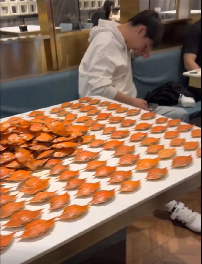 店家回应！7人吃自助炫300多个螃蟹