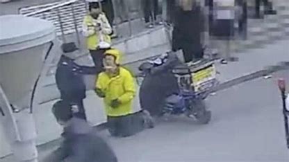 老师扔学生外卖驱赶摊贩，“一踢了之”是错误示范