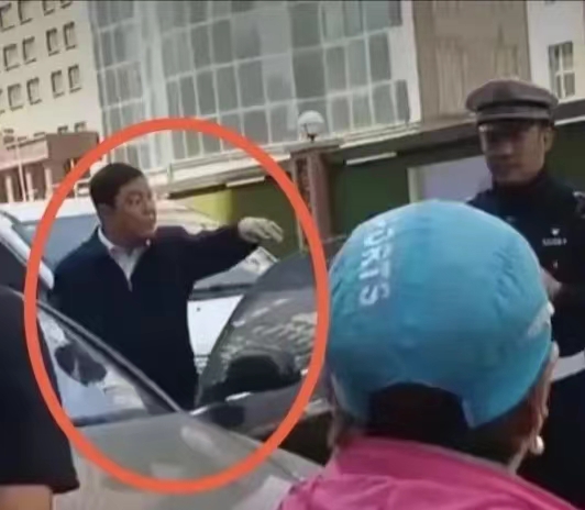 官方辟谣：副市长违停与交警发生冲突