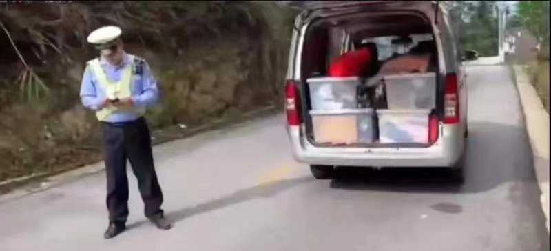 网友自驾游携大量物品被查，原因为何